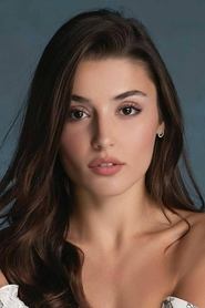 Hande Erçel portrait