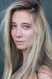 Zoé Schellenberg portrait