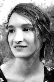 Manon Desveaux portrait